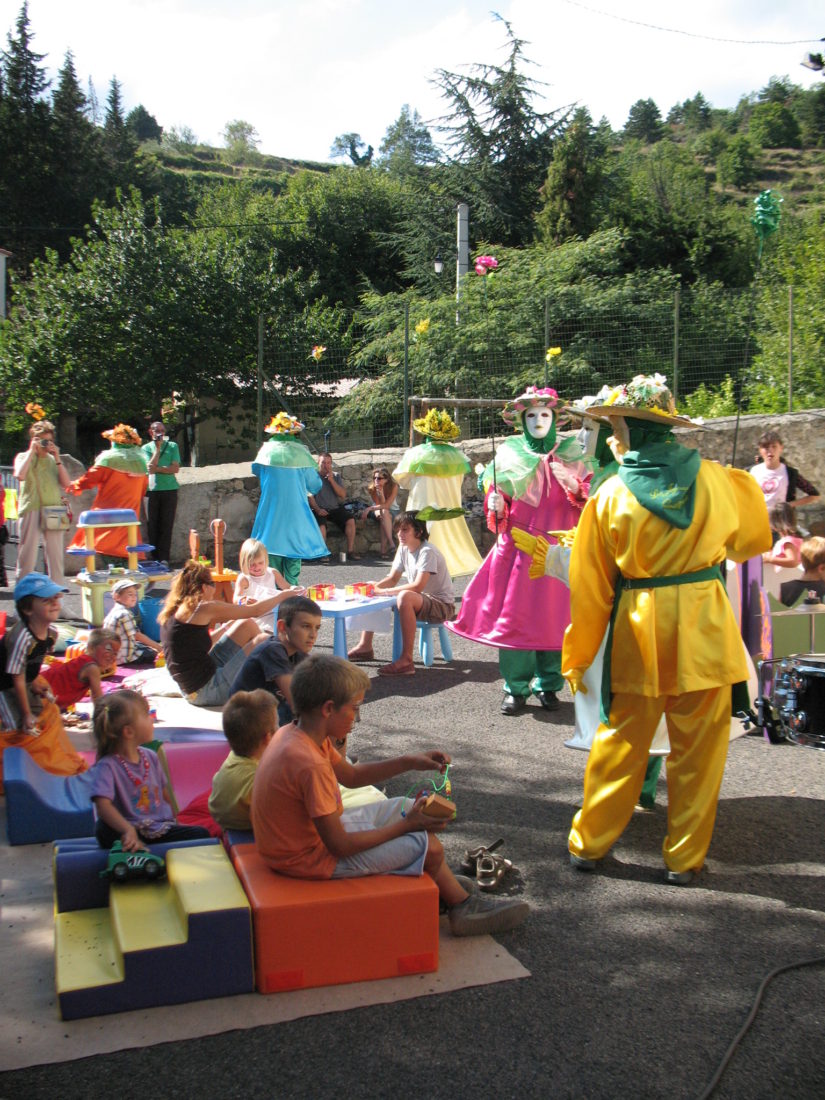 RABOUILLET « FETE DE LA NOISETTE ». Les Ecureuils venaient des CEDRES